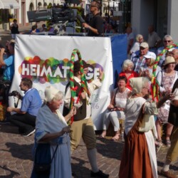 Ortsvorsitzende Georgia Willy, LandFrauenverein Gondelsheim (Zweite von rechts im Bild unten)