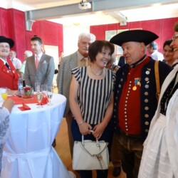 Beim Empfang im Deutschordensschluss - v. l. n. r.: Erich Birkle (Vorsitzender Arbeitskreis Heimatpflege im Regierungspräsidium Freiburg), Axel Wörner (Geschäftsführer des Arbeitskreises Heimatpflege im Regierungspräsidium Stuttgart), Jörg Baldenhofer, Jutta Gruber, Gunter Dlabal (Stellvertretender Vorsitzender des Arbeitskreises Heimatpflege im Regierungspräsidium Stuttgart), Kreisrätin Margret Beck (KreisLandFrauenverband Main-Tauber), Lieselotte Zeller (Vizepräsidentin des LandFrauenverbandes Württemberg-Baden e.V.)