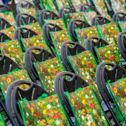 Blumenmotive auf den Informationstaschen des LandFrauenverbandes