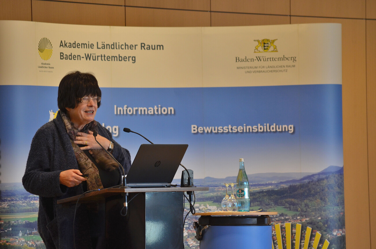 Staatsrätin Gisela Erler betonte "Baden-Württemberg hat traditionell eine besonders aktive und empathische Bürgerschaft. LandFrauen leisten als Multiplikatorinnen vor Ort eine herausragende Arbeit, um das Gesicht unserer Gemeinden positiv zu verändern.