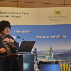 Staatsrätin Gisela Erler betonte "Baden-Württemberg hat traditionell eine besonders aktive und empathische Bürgerschaft. LandFrauen leisten als Multiplikatorinnen vor Ort eine herausragende Arbeit, um das Gesicht unserer Gemeinden positiv zu verändern.