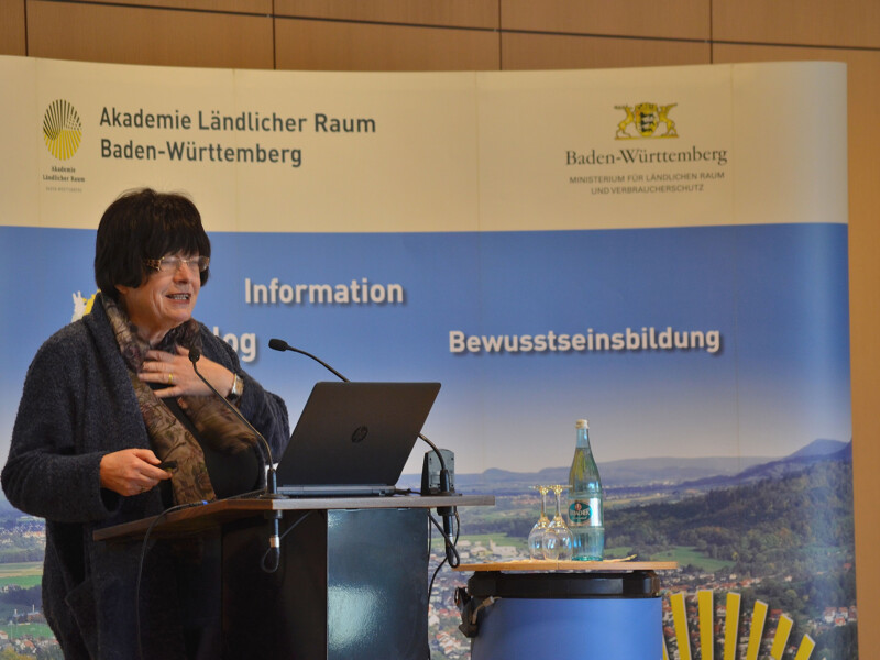 Staatsrätin Gisela Erler betonte "Baden-Württemberg hat traditionell eine besonders aktive und empathische Bürgerschaft. LandFrauen leisten als Multiplikatorinnen vor Ort eine herausragende Arbeit, um das Gesicht unserer Gemeinden positiv zu verändern.