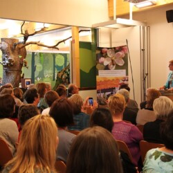 Präsidentin Marie-Luise Linckh begrüßte im vollbesetzten Saal des Naturparkzentrums das erwartungsvolle Publikum.