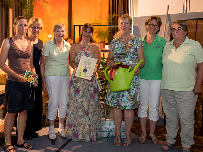 Preisübergabe für den Sonderpreis „Lernen für die Zukunft“ beim Schulfest der Grundschule in Dürnau-Gammelshausen V.l.nr.: Corina Bertsch, Rektorin Carola Bär, Rose Wittlinger, Simone Rast, Präsidentin Marie-Luise Linckh, Kreisgeschäftsführerin Christine Rieker, Helga Allmendinger, Vorsitzende LandFrauenverein Dürnau. Foto: LandFrauenverband Württemberg-Baden