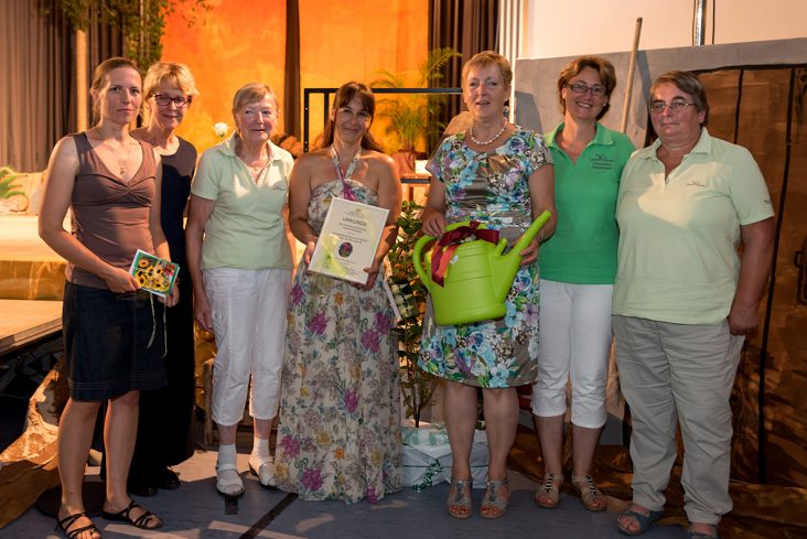 Preisübergabe für den Sonderpreis „Lernen für die Zukunft“ beim Schulfest der Grundschule in Dürnau-Gammelshausen v.l.nr.: Corina Bertsch, Rektorin Carola Bär, Rose Wittlinger, Simone Rast, Präsidentin Marie-Luise Linckh, Kreisgeschäftsführerin Christine Rieker, Helga Allmendinger, Vorsitzende LandFrauenverein Dürnau. Foto: LFV