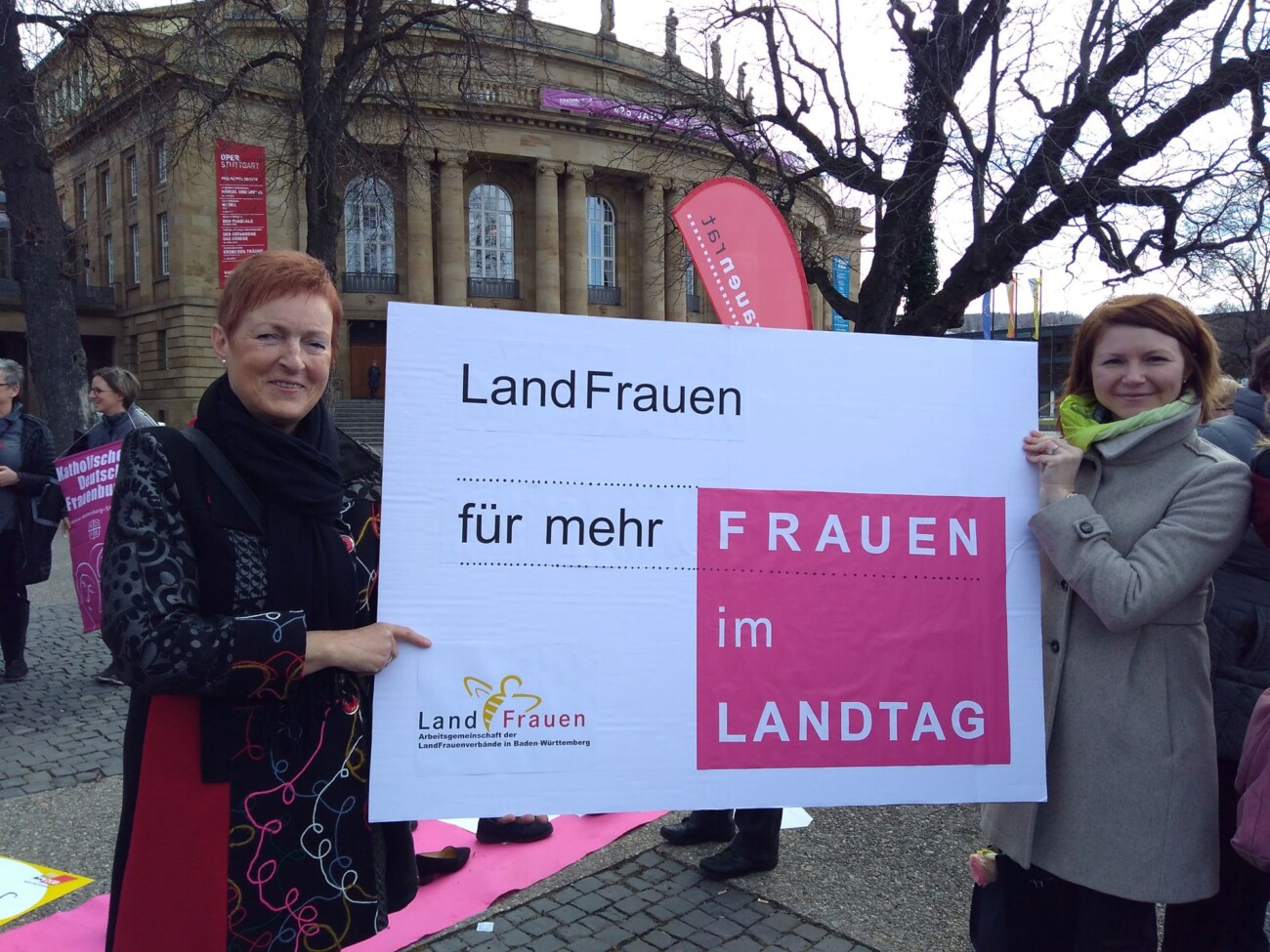 LandFrauen bei Smartmob des Landesfrauenrates vor Stuttgarter Landtag