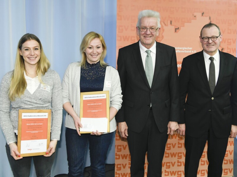 v.l.n.r: Lea Sauter, Maren Müller, Ministerpräsident Winfried Kretschmann und Präsident Dr. Roman Glaser. Foto: Baden-Württembergischer Genossenschaftsverband (BWGV)