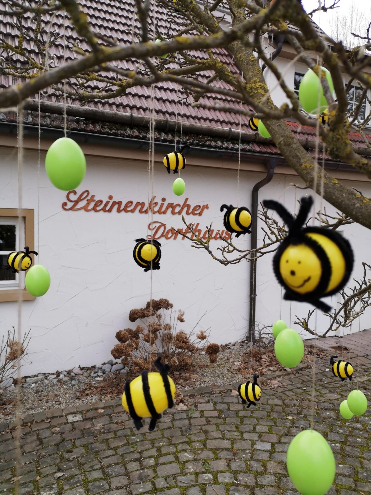 Ostereierbaum vor Steinenkircher Dorfhaus