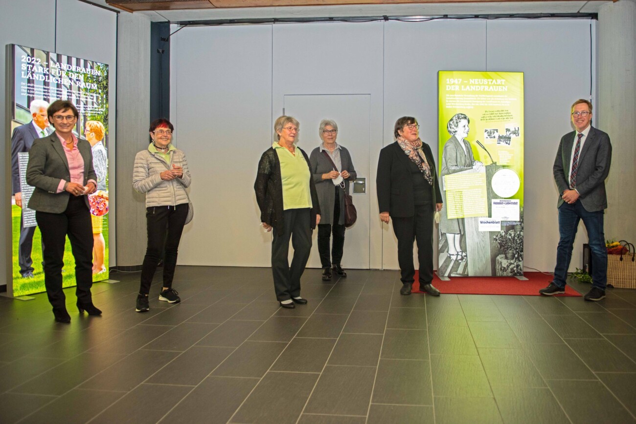 Staatssekretärin Sabine Kurtz bei Ausstellungseröffnung im Rathaus Jettingen