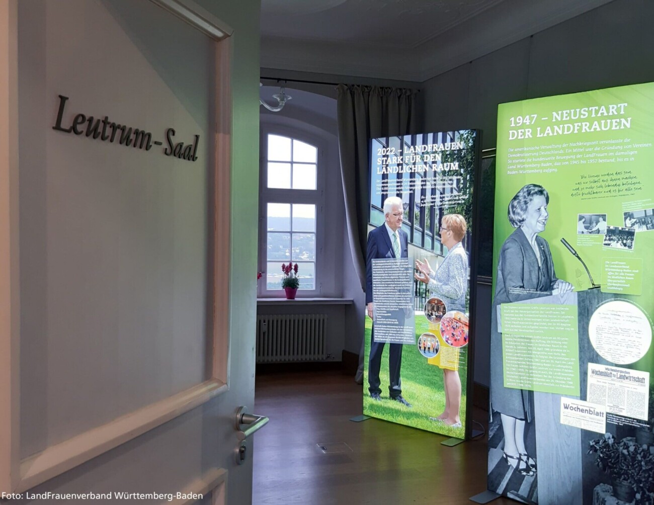 Landrat Edgar Wolff eröffnet Ausstellung – 5.000ste Besucherin auf Schloss Filseck