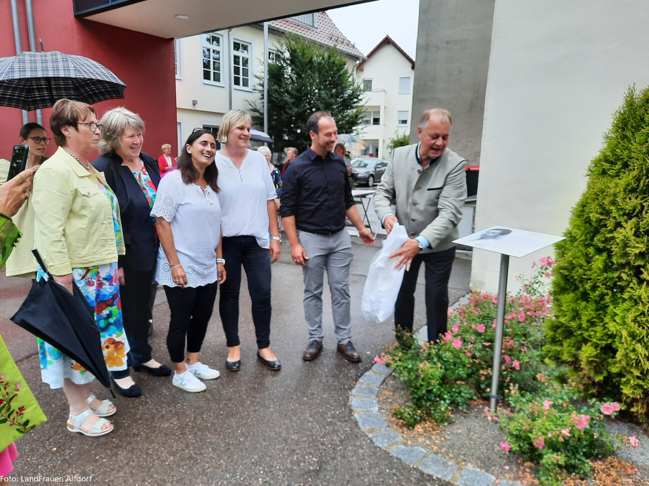 Rosengarteneinweihung mit Gedenktafel für Margarethe vom Holtz in Alfdorf