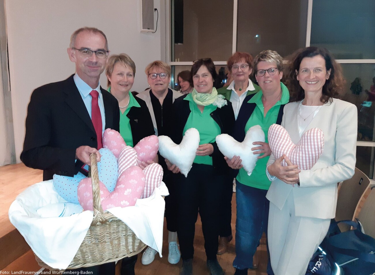 Herzkissenübergabe nach Patientinnenvorlesung im Ulmer Stadthaus