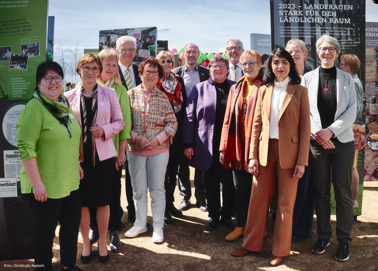 v.l.n.r. Kreisgeschäftsführerin Annette Renkert, Staatssekretärin Sabine Kurtz, Ministerium für Ernährung, Ländlicher Raum und Verbraucherschutz, Kreisvorsitzende Birgit Rinklef, Ministerpräsident Winfried Kretschmann, Gerlinde Kretschmann, Stadträtin Marianne Seitz, BUGA-Geschäftsführer Michael Schnellbach, Landesgeschäftsführerin Dr. Beate Krieg, Oberbürgermeister Peter Kurz, Präsidentin Marie-Luise Linckh, Landtagspräsidentin Muhterem Aras, Ministerin Thekla Walker, Ministerium für Umwelt, Klima und Energiewirtschaft, Staatssekretärin Elke Zimmer, Ministerium für Verkehr. Foto: Christoph Bastert