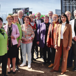 v.l.n.r. Kreisgeschäftsführerin Annette Renkert, Staatssekretärin Sabine Kurtz, Ministerium für Ernährung, Ländlicher Raum und Verbraucherschutz, Kreisvorsitzende Birgit Rinklef, Ministerpräsident Winfried Kretschmann, Gerlinde Kretschmann, Stadträtin Marianne Seitz, BUGA-Geschäftsführer Michael Schnellbach, Landesgeschäftsführerin Dr. Beate Krieg, Oberbürgermeister Peter Kurz, Präsidentin Marie-Luise Linckh, Landtagspräsidentin Muhterem Aras, Ministerin Thekla Walker, Ministerium für Umwelt, Klima und Energiewirtschaft, Staatssekretärin Elke Zimmer, Ministerium für Verkehr. Foto: Christoph Bastert