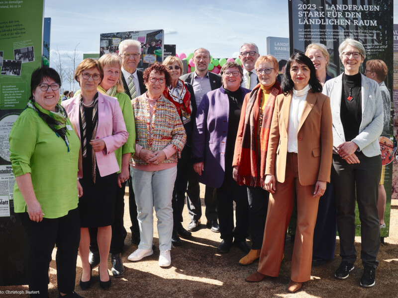 v.l.n.r. Kreisgeschäftsführerin Annette Renkert, Staatssekretärin Sabine Kurtz, Ministerium für Ernährung, Ländlicher Raum und Verbraucherschutz, Kreisvorsitzende Birgit Rinklef, Ministerpräsident Winfried Kretschmann, Gerlinde Kretschmann, Stadträtin Marianne Seitz, BUGA-Geschäftsführer Michael Schnellbach, Landesgeschäftsführerin Dr. Beate Krieg, Oberbürgermeister Peter Kurz, Präsidentin Marie-Luise Linckh, Landtagspräsidentin Muhterem Aras, Ministerin Thekla Walker, Ministerium für Umwelt, Klima und Energiewirtschaft, Staatssekretärin Elke Zimmer, Ministerium für Verkehr. Foto: Christoph Bastert