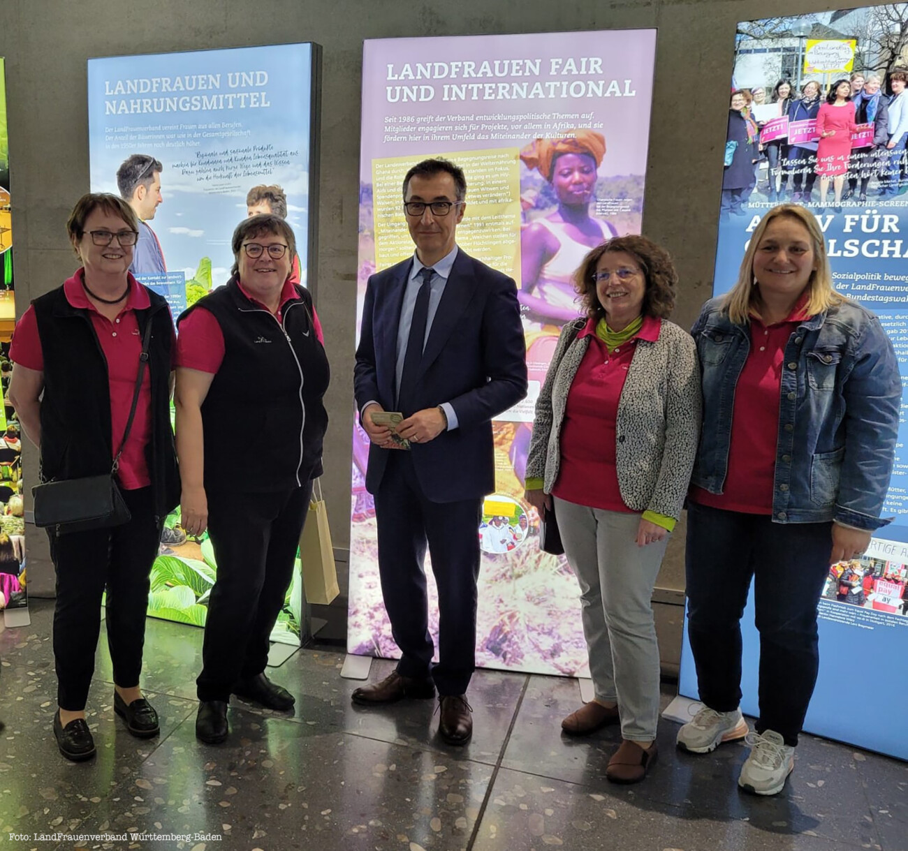 Bundeslandwirtschaftsminister Cem Özdemir besucht Ausstellung auf Frühjahrsmessen in Stuttgart