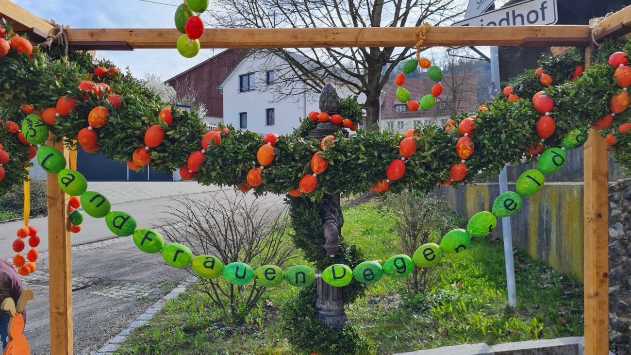LandFrauen gestalten Osterbrunnen in ihrer Gemeinde