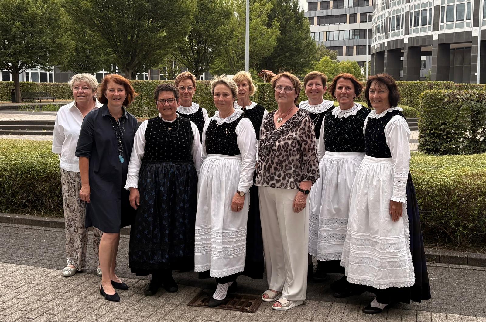 Gruppe von Frauen in traditioneller Kleidung