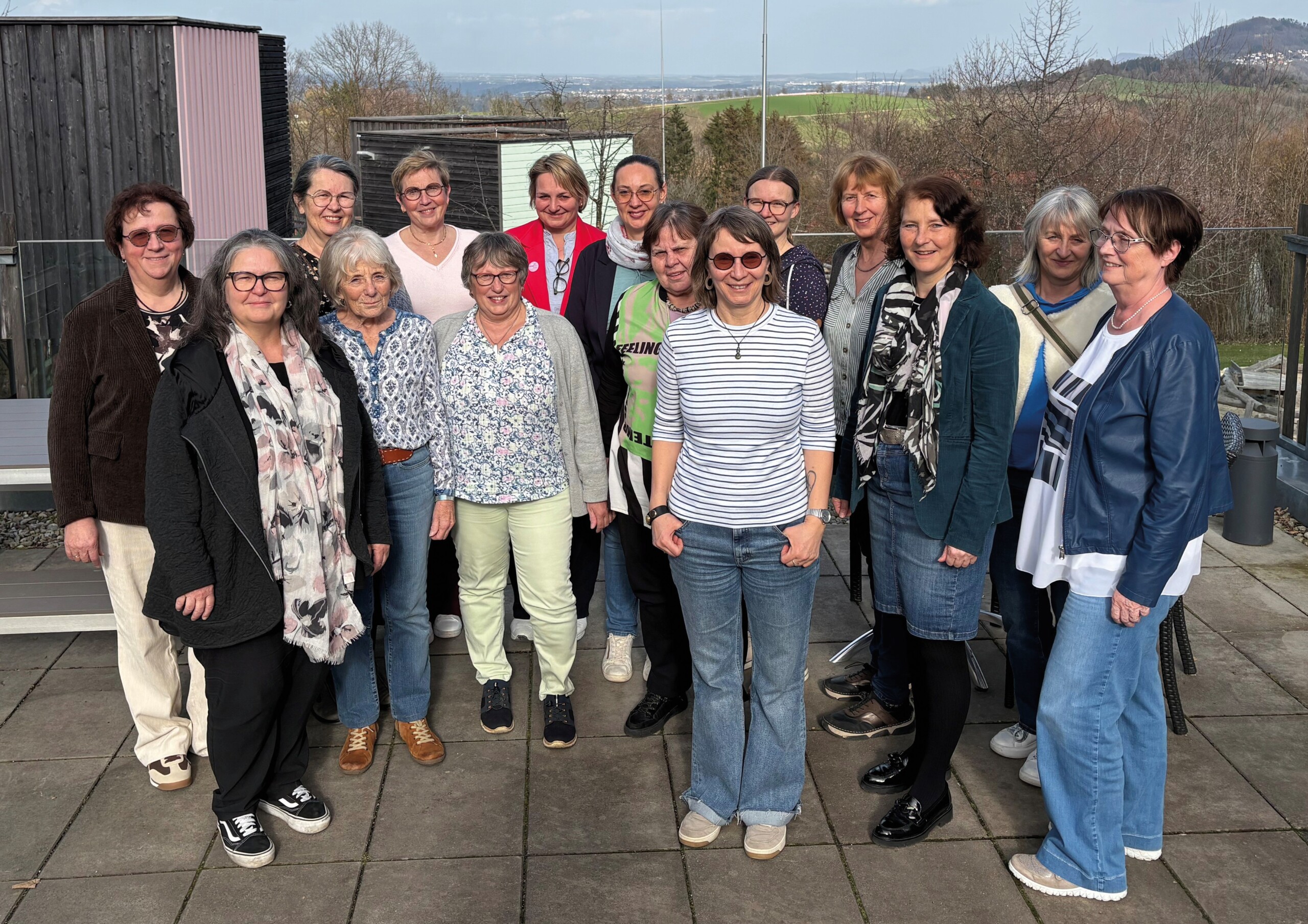 Gruppe von Frauen, die alle nach vorne schauen