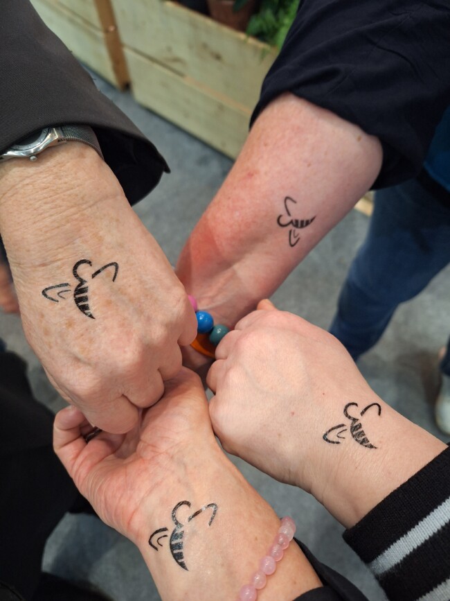 Hände und Handrücken mit LandFrauen Logo