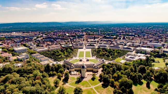 Schloss Karlsruhe mit Stadt im Hintergrund