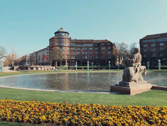 Brunnen mit Gebäude im Hintergrund