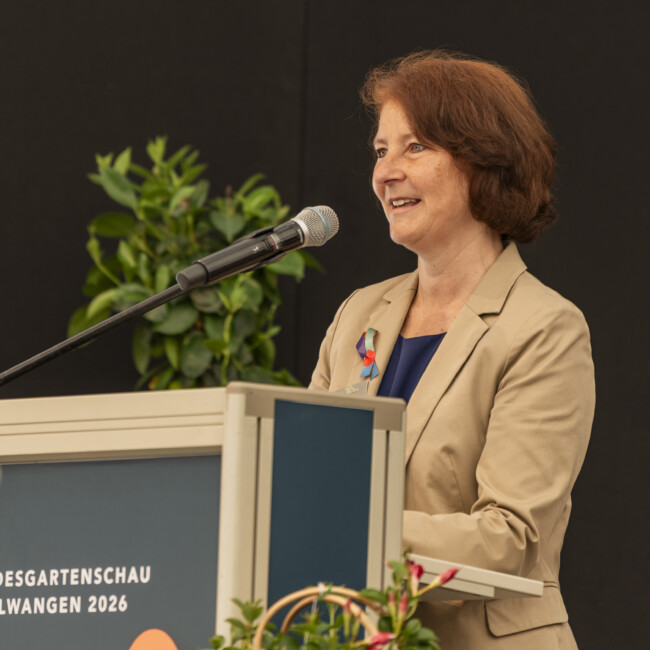 Präsidentin Karin Rau auf Podium