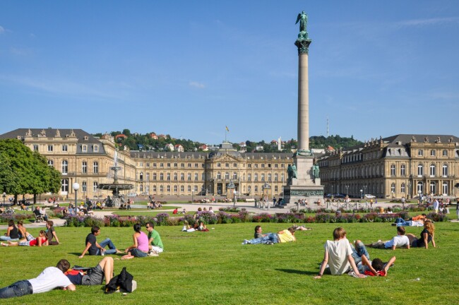Schlossplatz Stuttgart mit Menschen auf der Wiese