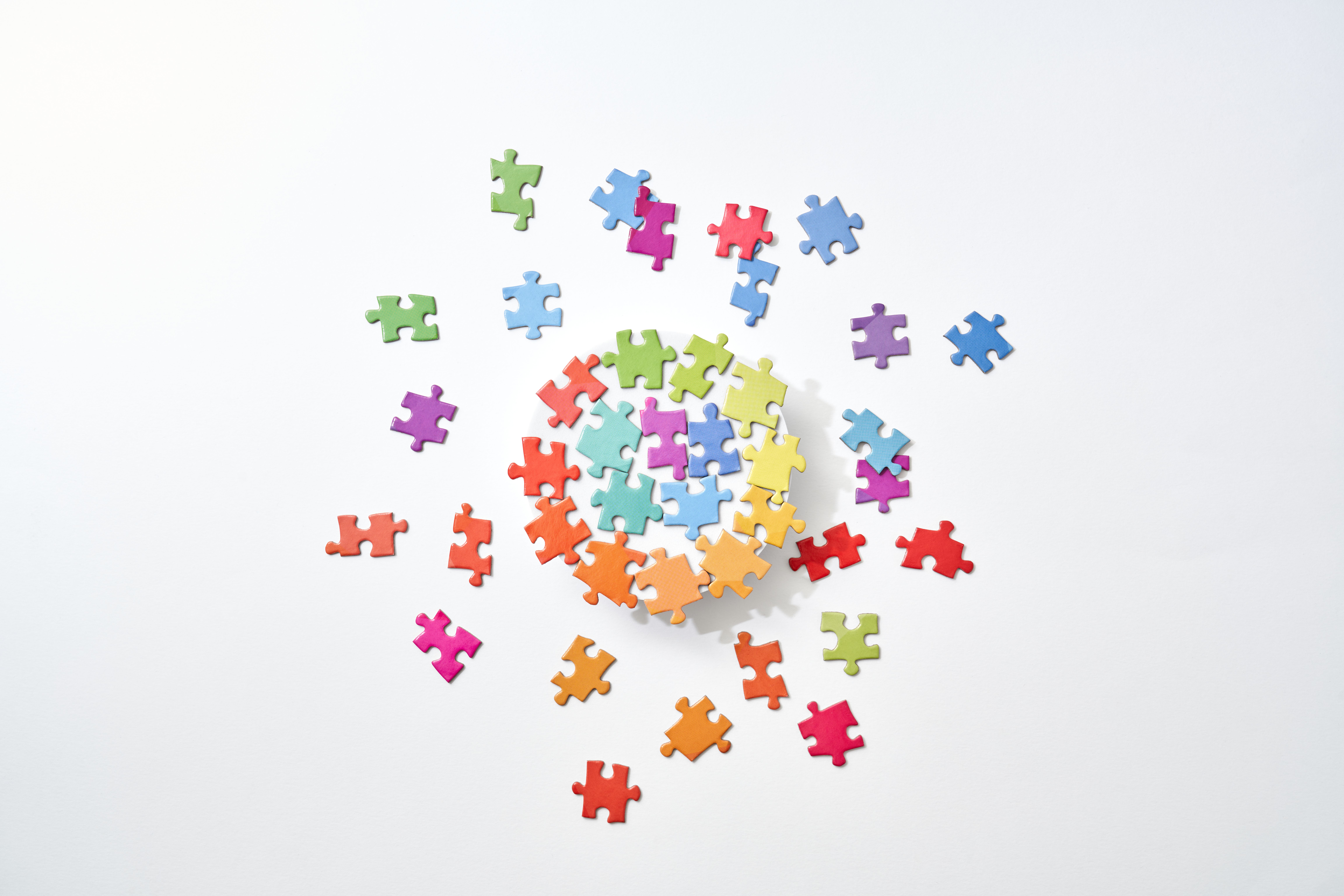 Bunte Puzzleteile sind kreisförmig gelegt