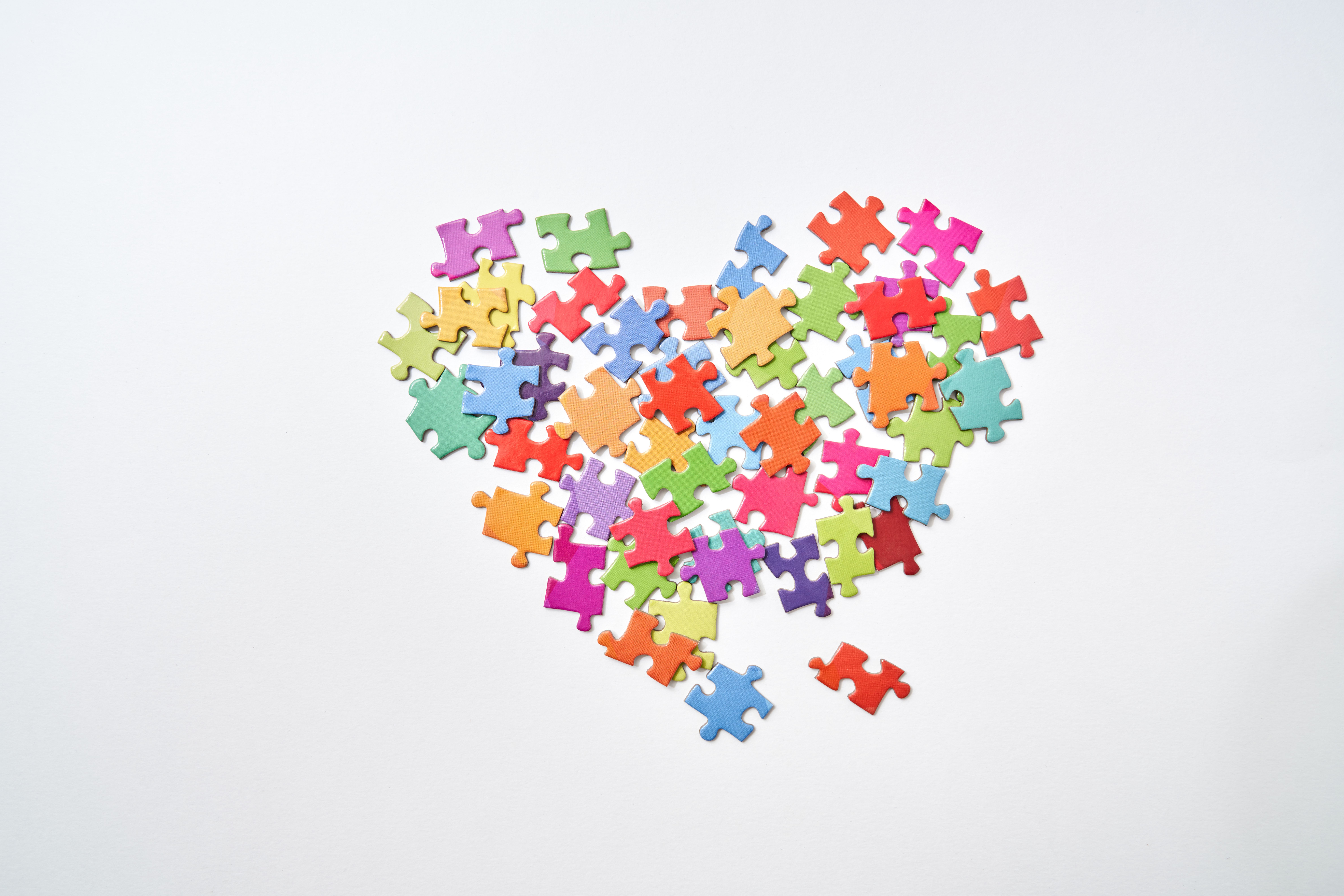 Puzzleteile sind zu einem Herz gelegt