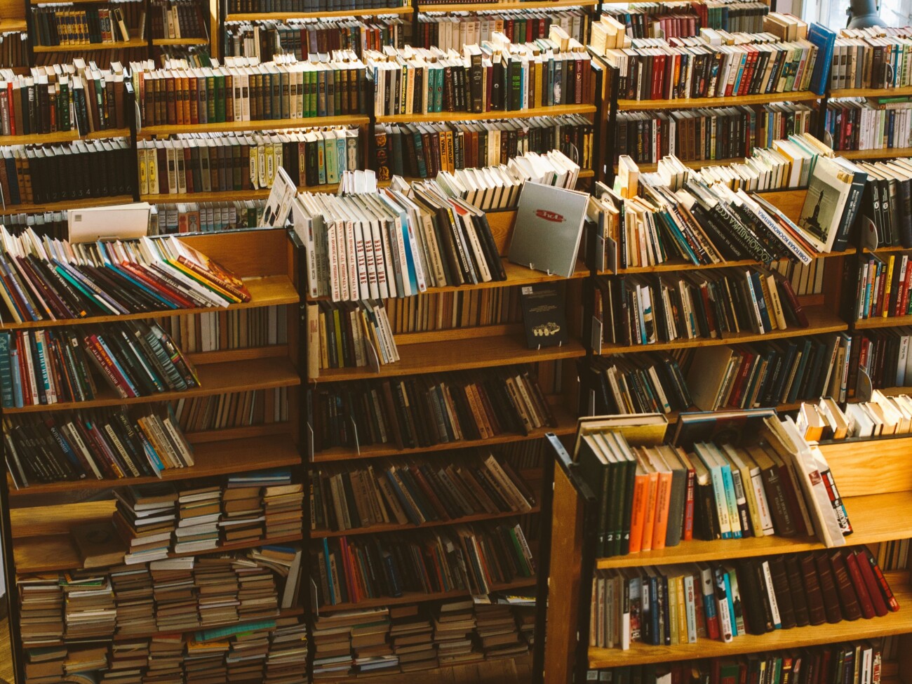 Viele volle Bücherregale