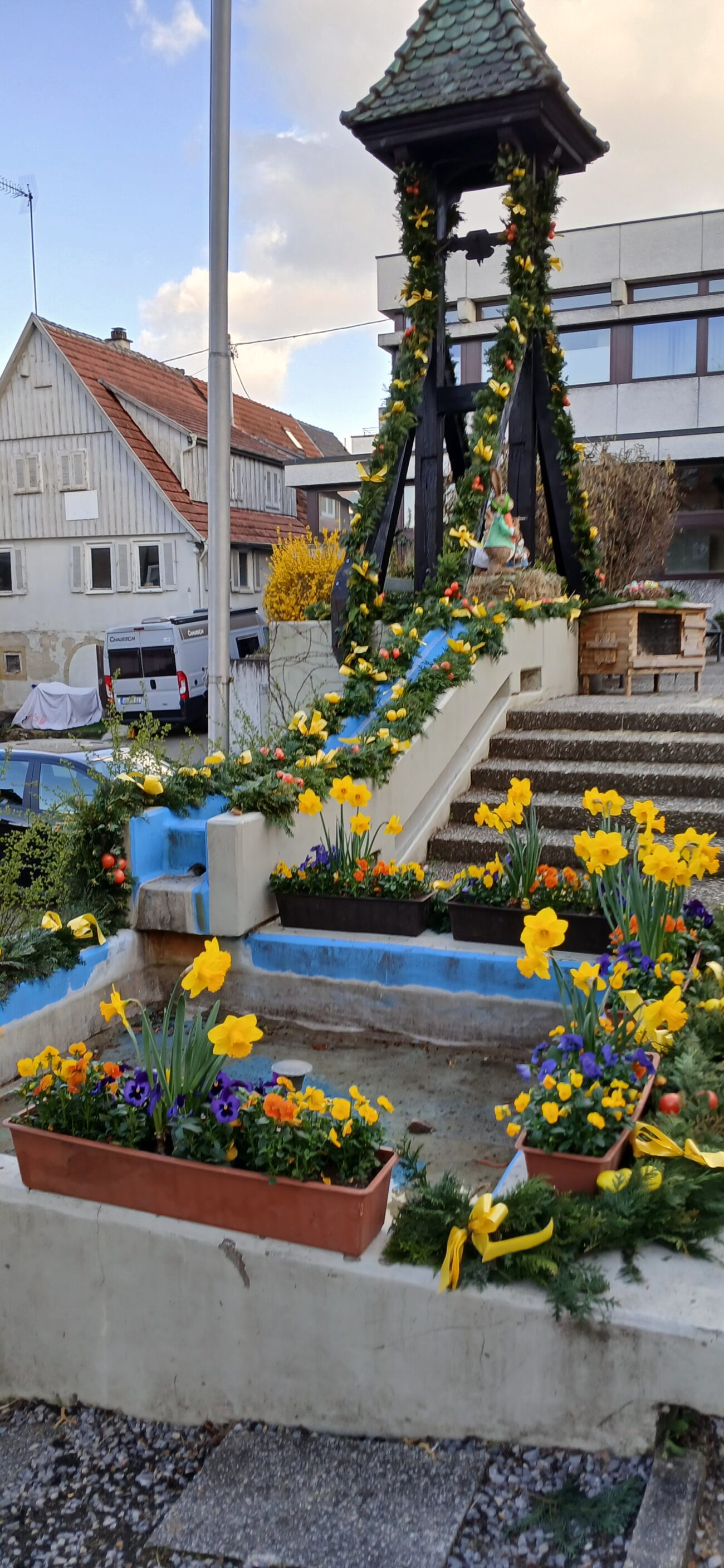 LandFrauen Hegnach gestalten den Osterbrunnen am Rathaus