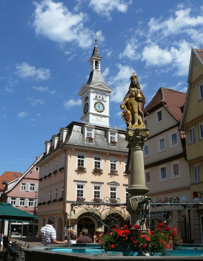 Historisches Rathaus und Marktbrunnen in Aalen