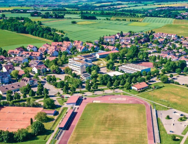 Sportplatz mit Stadt Bretzfeld imHintergrund