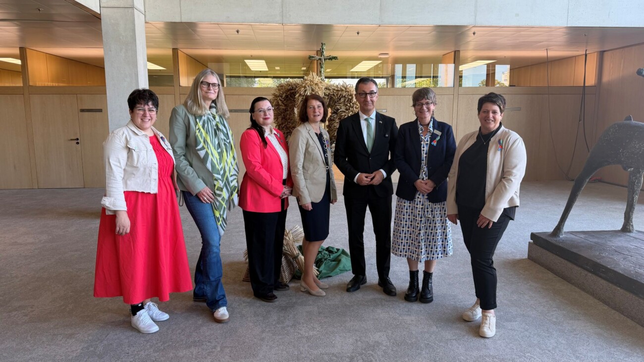 Erntekrone mit Silberdisteln für den Ministerpräsidenten